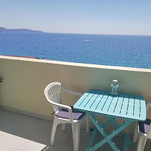 https://studio-le-grand-bleu-fshh.fr-provencehotel.com